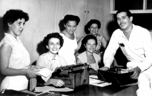 Assinatura do contrato de João Dias, cantor de muito sucesso na época. Joaquina, Icéia, Josepha, Noêmia, Maria (todos funcionários) e João Dias (cantor).